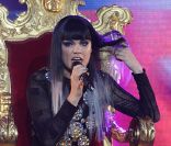 La chanteuse Jessie J, sur la scène de la Wembley Arena et blessée au pied, samedi 12 juin 2011.