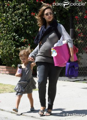 Jessica Alba dans les rues de Los Angeles, le 30 juin 2011 avec son adorable fille Honor.