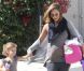 Jessica Alba et sa fillette dans les rues de Los Angeles, le 30 juin 2011.