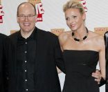 Le prince Albert II de Monaco et sa fiancée Charlene Wittstock au Stade Louis-II de Monaco lors du concert des Eagles, le 30 juin 2011.