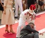 Le prince Laurent de Belgique, habitué des dérapages en tout genre, s'est encore fait remarquer : sur le tapis rouge du mariage d'Albert et Charlene au Palais princier, samedi 2 juillet 2011, il s'est étalé par terre, sous les yeux de son épouse la princesse Claire ! 