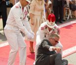 Le prince Laurent de Belgique, habitué des dérapages en tout genre, s'est encore fait remarquer : sur le tapis rouge du mariage d'Albert et Charlene au Palais princier, samedi 2 juillet 2011, il s'est étalé par terre, sous les yeux de son épouse la princesse Claire ! 