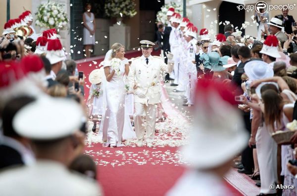 Le prince Albert et la princesse Charlene n'ont pas commis de faux pas lors de leur mariage religieux le 2 juillet 2011 à Monaco, mais un de leurs 800 invités s'est pris les pieds dans le tapis !
