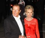 Sir Roger Moore et son éposue Kristina se rendant au dîner de mariage du Prince Albert et de la Princesse Charlene au Casino de Monaco, le 2 juillet 2011