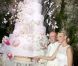 Albert et Charlene coupent la traditionnelle pièce-montée lors de leur dîner de mariage au Casino de Monaco, le 2 juillet 2011