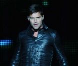 Ricky Martin en concert à Rome, le 2 juillet 2011. En cuir, Ricky est RRRrrr... 
