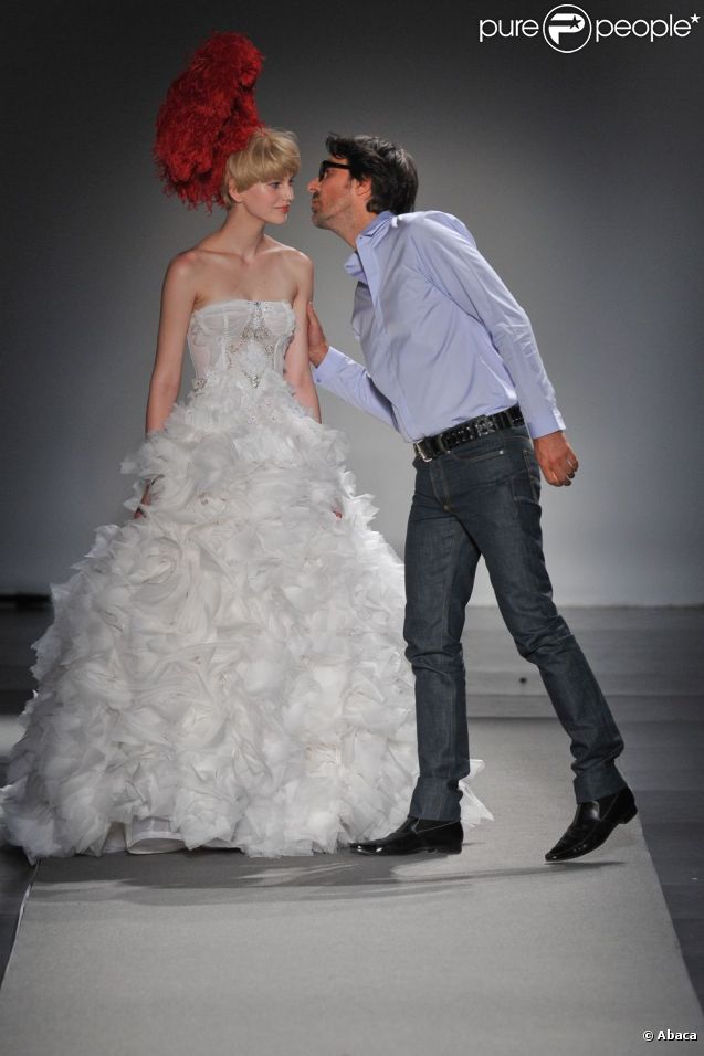 Défilé haute couture automne-hiver de Christophe Josse pendant la Fashion Week parisienne le 4 juillet 2011