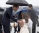Le prince William et la duchesse Catherine de Cambridge arrivent à l'aéroport de Yellowknife dans la soirée du lundi 4 juillet 2011, au 5e jour de leur Royal Tour au Canada. Deux enfants, Marco Paol Esteba et Amelie Wood, les attendaient avec des fleurs. 