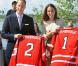  Partie de street hockey au Somba K'e Civic Plaza de Yellowknife : des maillots floqués en cadeau ! 
 Le prince William et la duchesse Catherine de Cambridge se sont rendus mardi 5 juillet 2011 dans la province des Territoires du Nord-Ouest, avant-dernière étape du programme officiel de leur Royal Tour au Canada. 
