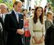  La foule était nombreuse à Yellowknife pour accueillir William et Kate et admirer la duchesse dans sa robe Malene Birger. 
 Le prince William et la duchesse Catherine de Cambridge se sont rendus mardi 5 juillet 2011 dans la province des Territoires du Nord-Ouest, avant-dernière étape du programme officiel de leur Royal Tour au Canada. 