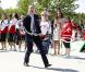  Partie de street hockey au Somba K'e Civic Plaza de Yellowknife : en talons, Kate renonce, mais William s'éclate ! 
 Le prince William et la duchesse Catherine de Cambridge se sont rendus mardi 5 juillet 2011 dans la province des Territoires du Nord-Ouest, avant-dernière étape du programme officiel de leur Royal Tour au Canada. 