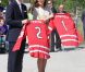  Partie de street hockey au Somba K'e Civic Plaza de Yellowknife : des maillots floqués en cadeau ! 
 Le prince William et la duchesse Catherine de Cambridge se sont rendus mardi 5 juillet 2011 dans la province des Territoires du Nord-Ouest, avant-dernière étape du programme officiel de leur Royal Tour au Canada. 