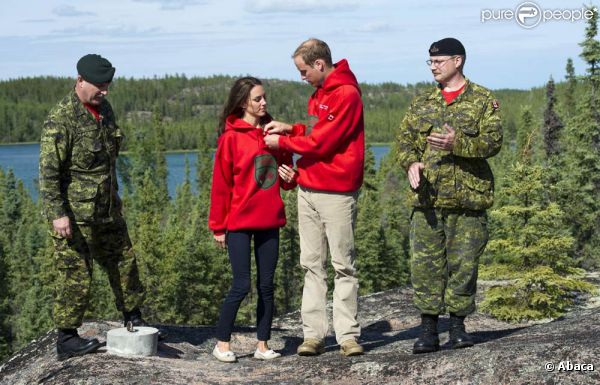 Faits "Rangers d'honneur", le prince Wiliam et la duchesse Catherine ont posé au lac Blachford avec le sweat-shirt officiel. 
 Le prince William et la duchesse Catherine de Cambridge se sont rendus mardi 5 juillet 2011 dans la province des Territoires du Nord-Ouest, avant-dernière étape du programme officiel de leur Royal Tour au Canada.