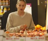 Sharon Stone fait ses courses à Beverly Hills le 20 juin 2011