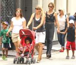  Heidi Klum est une maman toujours au top qui ne râte pas une occasion de passer un moment avec Leni, Henri, Johan et Lou. New York, 6 juillet 2011 