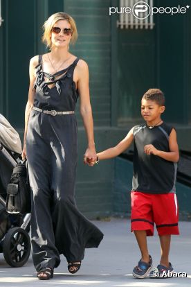  Heidi Klum est une maman toujours au top qui ne râte pas une occasion de passer un moment avec Leni, Henri, Johan et Lou. New York, 6 juillet 2011 
