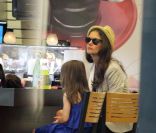 Suri Cruise et Katie Holmes en balade shopping à Miami en juin 2011