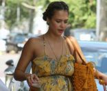 Jessica Alba, radieuse et très en beauté profite d'une belle journée avec une amie à Los Angeles. Le 7 juillet 2011 