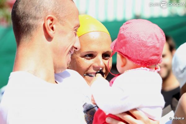 Laure Manaudou (photo : en juin 2011 avec son compagnon Fred Bousquet et leur petite Manon au meeting de Carcassonne) fera son grand retour à la compétition du 15 au 17 juillet 2011 en Georgie (Etats-Unis).