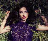 La plantureuse Adriana Lima sublime les robes de la collection Automne 2011 de Blumarine.
