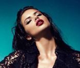 La plantureuse Adriana Lima sublime les robes de la collection Automne 2011 de Blumarine.