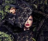 La plantureuse Adriana Lima sublime les robes de la collection Automne 2011 de Blumarine.