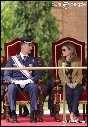 Letizia d'Espagne et le prince Felipe à la cérémonie de remise des diplôme de la Air Force espagnole à Leon en Espagne, le 8 juillet 2011