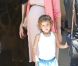 Honor le sait, dans quelques semaines, elle sera une grande soeur. Alors elle accompagne sa maman Jessica Alba pour l'aider à préparer l'arrivée de bébé. Ici, en plein shopping à L.A le 8 Juillet 2011