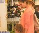 Jessica Alba prépare l'arrivée de son bébé en compagnie de sa petite Honor dans une boutique de Los Angeles. Le 8 Juillet 2011