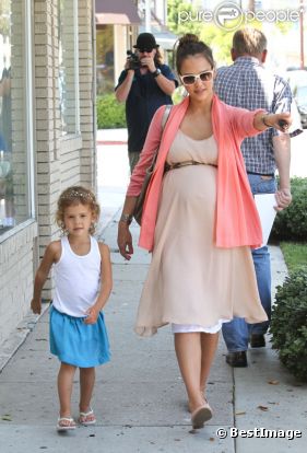 Jessica Alba : promenade complice avec sa petite Honor dans les rues de Los Angeles. Le 8 Juillet 2011