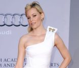 Elizabeth Banks a miser sur un total look blanc pour assister à  la soirée des BAFTAs à Los Angeles, en l\'honneur du prince William et de  son épouse, Kate Middleton. Le 9 juillet 2011