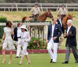  William et Kate ont fait sensation à leur arrivée au Santa Barbara Polo and Racquet Club. La duchesse arborait une délicieuse robe Jenny Packham à motif floral. 
 Samedi 9 juillet 2011, chacun sa mission pour le prince William et son  épouse la duchesse Catherine de Cambridge : au Santa Barbara Polo and  Racquet Club, le futur roi d'Angleterre jouait un match caritatif, et sa  charmante Kate remettait les récompenses... Assorties d'une onde de  charme. 