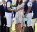 Samedi 9 juillet 2011, chacun sa mission pour le prince William et son épouse la duchesse Catherine de Cambridge : au Santa Barbara Polo and Racquet Club, le futur roi d'Angleterre jouait un match caritatif, et sa charmante Kate remettait les récompenses... Assorties d'une onde de charme.
