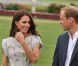 William et Kate ont fait sensation à leur arrivée au Santa Barbara Polo and Racquet Club. La duchesse arborait une délicieuse robe Jenny Packham à motif floral.
Samedi 9 juillet 2011, chacun sa mission pour le prince William et son épouse la duchesse Catherine de Cambridge : au Santa Barbara Polo and Racquet Club, le futur roi d'Angleterre jouait un match caritatif, et sa charmante Kate remettait les récompenses... Assorties d'une onde de charme.