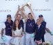 Le prince William et ses équipiers du jour ont pu soulever la coupe décernée par son épouse Kate.
Samedi 9 juillet 2011, chacun sa mission pour le prince William et son épouse la duchesse Catherine de Cambridge : au Santa Barbara Polo and Racquet Club, le futur roi d'Angleterre jouait un match caritatif, et sa charmante Kate remettait les récompenses... Assorties d'une onde de charme.