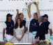 Le prince William et ses équipiers du jour ont pu soulever la coupe décernée par son épouse Kate.
Samedi 9 juillet 2011, chacun sa mission pour le prince William et son épouse la duchesse Catherine de Cambridge : au Santa Barbara Polo and Racquet Club, le futur roi d'Angleterre jouait un match caritatif, et sa charmante Kate remettait les récompenses... Assorties d'une onde de charme.