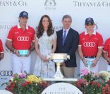  Les perdants se consoleront avec la photo souvenir au côté de la duchesse de Cambridge. 
 Samedi 9 juillet 2011, chacun sa mission pour le prince William et son  épouse la duchesse Catherine de Cambridge : au Santa Barbara Polo and  Racquet Club, le futur roi d'Angleterre jouait un match caritatif, et sa  charmante Kate remettait les récompenses... Assorties d'une onde de  charme. 