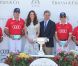 Les perdants se consoleront avec la photo souvenir au côté de la duchesse de Cambridge.
Samedi 9 juillet 2011, chacun sa mission pour le prince William et son épouse la duchesse Catherine de Cambridge : au Santa Barbara Polo and Racquet Club, le futur roi d'Angleterre jouait un match caritatif, et sa charmante Kate remettait les récompenses... Assorties d'une onde de charme.