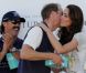 Pour le prince William, la bise de la duchesse de Cambridge à son champion ; pour les autres, une simple poignée de main.
Samedi 9 juillet 2011, chacun sa mission pour le prince William et son épouse la duchesse Catherine de Cambridge : au Santa Barbara Polo and Racquet Club, le futur roi d'Angleterre jouait un match caritatif, et sa charmante Kate remettait les récompenses... Assorties d'une onde de charme.