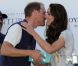 Pour le prince William, la bise de la duchesse de Cambridge à son champion ; pour les autres, une simple poignée de main.
Samedi 9 juillet 2011, chacun sa mission pour le prince William et son épouse la duchesse Catherine de Cambridge : au Santa Barbara Polo and Racquet Club, le futur roi d'Angleterre jouait un match caritatif, et sa charmante Kate remettait les récompenses... Assorties d'une onde de charme.