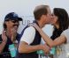 Pour le prince William, la bise de la duchesse de Cambridge à son champion ; pour les autres, une simple poignée de main.
Samedi 9 juillet 2011, chacun sa mission pour le prince William et son épouse la duchesse Catherine de Cambridge : au Santa Barbara Polo and Racquet Club, le futur roi d'Angleterre jouait un match caritatif, et sa charmante Kate remettait les récompenses... Assorties d'une onde de charme.