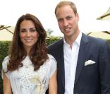  La complicité de William et Kate a encore fait merveille, lors de leur après-midi polo à Santa Barbara. 
 Samedi 9 juillet 2011, chacun sa mission pour le prince William et son  épouse la duchesse Catherine de Cambridge : au Santa Barbara Polo and  Racquet Club, le futur roi d'Angleterre jouait un match caritatif, et sa  charmante Kate remettait les récompenses... Assorties d'une onde de  charme. 