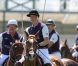 Le prince William a sonné la charge et marqué trois fois pour son équipe du Royal Salute, victorieuse de l'équipe Audi/American Express.
Samedi 9 juillet 2011, chacun sa mission pour le prince William et son épouse la duchesse Catherine de Cambridge : au Santa Barbara Polo and Racquet Club, le futur roi d'Angleterre jouait un match caritatif, et sa charmante Kate remettait les récompenses... Assorties d'une onde de charme.
