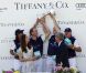 Le prince William et ses équipiers du jour ont pu soulever la coupe décernée par son épouse Kate.
Samedi 9 juillet 2011, chacun sa mission pour le prince William et son épouse la duchesse Catherine de Cambridge : au Santa Barbara Polo and Racquet Club, le futur roi d'Angleterre jouait un match caritatif, et sa charmante Kate remettait les récompenses... Assorties d'une onde de charme.