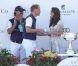 Pour le prince William, la bise de la duchesse de Cambridge à son champion ; pour les autres, une simple poignée de main.
Samedi 9 juillet 2011, chacun sa mission pour le prince William et son épouse la duchesse Catherine de Cambridge : au Santa Barbara Polo and Racquet Club, le futur roi d'Angleterre jouait un match caritatif, et sa charmante Kate remettait les récompenses... Assorties d'une onde de charme.