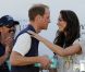 Pour le prince William, la bise de la duchesse de Cambridge à son champion ; pour les autres, une simple poignée de main.
Samedi 9 juillet 2011, chacun sa mission pour le prince William et son épouse la duchesse Catherine de Cambridge : au Santa Barbara Polo and Racquet Club, le futur roi d'Angleterre jouait un match caritatif, et sa charmante Kate remettait les récompenses... Assorties d'une onde de charme.