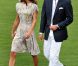 William et Kate ont fait sensation à leur arrivée au Santa Barbara Polo and Racquet Club. La duchesse arborait une délicieuse robe Jenny Packham à motif floral.
Samedi 9 juillet 2011, chacun sa mission pour le prince William et son épouse la duchesse Catherine de Cambridge : au Santa Barbara Polo and Racquet Club, le futur roi d'Angleterre jouait un match caritatif, et sa charmante Kate remettait les récompenses... Assorties d'une onde de charme.