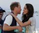 Pour le prince William, la bise de la duchesse de Cambridge à son champion ; pour les autres, une simple poignée de main.
Samedi 9 juillet 2011, chacun sa mission pour le prince William et son épouse la duchesse Catherine de Cambridge : au Santa Barbara Polo and Racquet Club, le futur roi d'Angleterre jouait un match caritatif, et sa charmante Kate remettait les récompenses... Assorties d'une onde de charme.