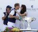 Pour le prince William, la bise de la duchesse de Cambridge à son champion ; pour les autres, une simple poignée de main.
Samedi 9 juillet 2011, chacun sa mission pour le prince William et son épouse la duchesse Catherine de Cambridge : au Santa Barbara Polo and Racquet Club, le futur roi d'Angleterre jouait un match caritatif, et sa charmante Kate remettait les récompenses... Assorties d'une onde de charme.
