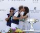 Pour le prince William, la bise de la duchesse de Cambridge à son champion ; pour les autres, une simple poignée de main.
Samedi 9 juillet 2011, chacun sa mission pour le prince William et son épouse la duchesse Catherine de Cambridge : au Santa Barbara Polo and Racquet Club, le futur roi d'Angleterre jouait un match caritatif, et sa charmante Kate remettait les récompenses... Assorties d'une onde de charme.